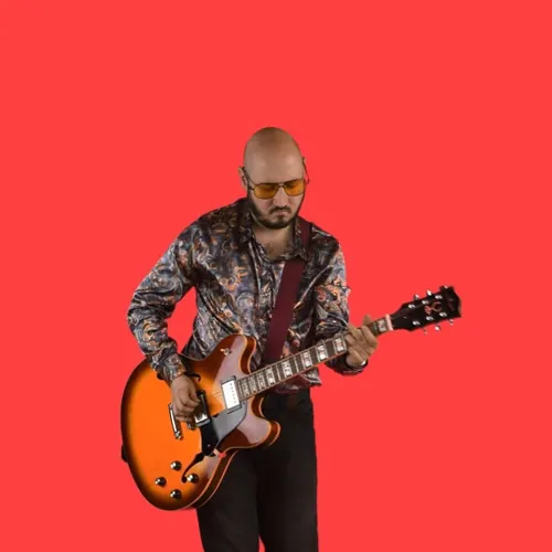 Gitarista u šarenoj košulji na crvenoj pozadini