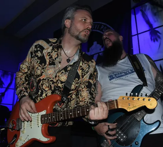 Gitarista i basista na bini