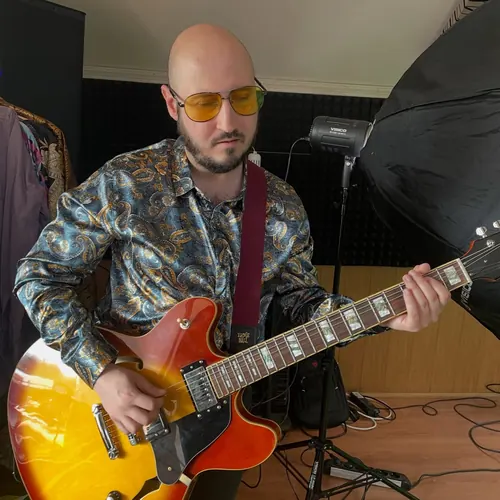 Gitarista sa narandžastom gitarom