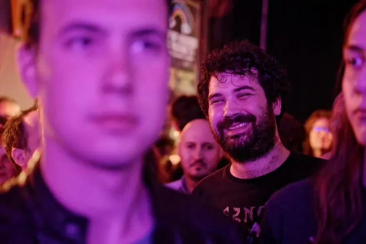 Publika u ljubičastom svetlu